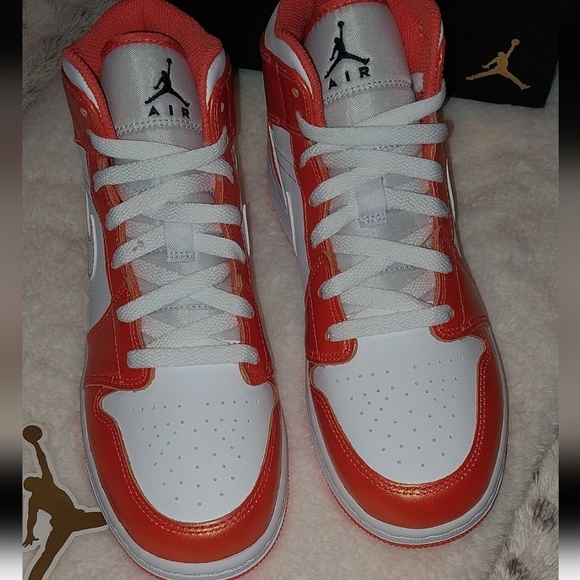 Nike Air Jordan 1 Mid GS Electro Orange - Picture 3 of 12